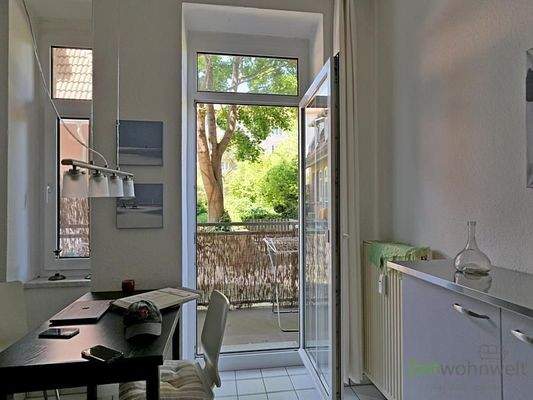 Küchentisch und Balkonausgang