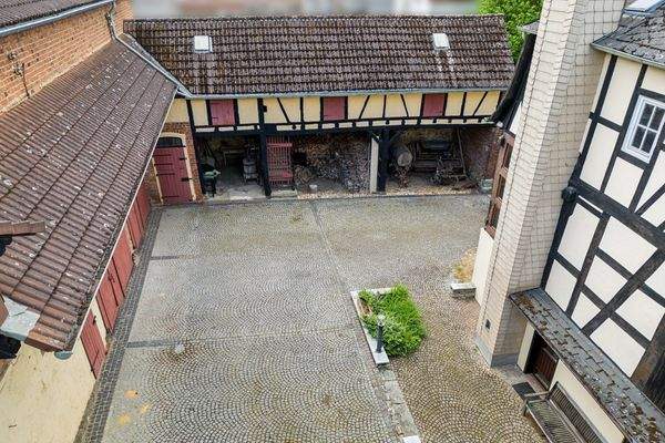 Innenhof mit Nebengbäuden