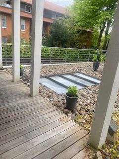 Blick in den Innenhof mit Wasserspielen 