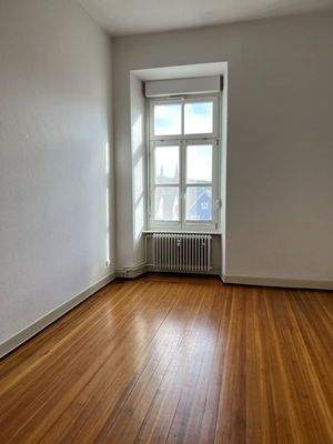 Leerer Raum mit Holzboden