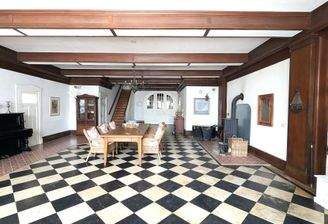 Marmorsaal mit Kaminofen