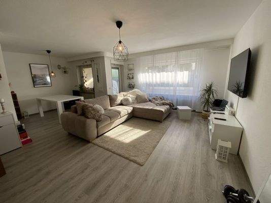 ... in den Wohn- /Essbereich ...