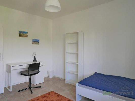 kleiner Schreibtisch und Regal