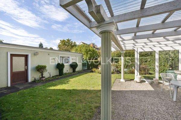 Blick von der Terrasse auf den Garten