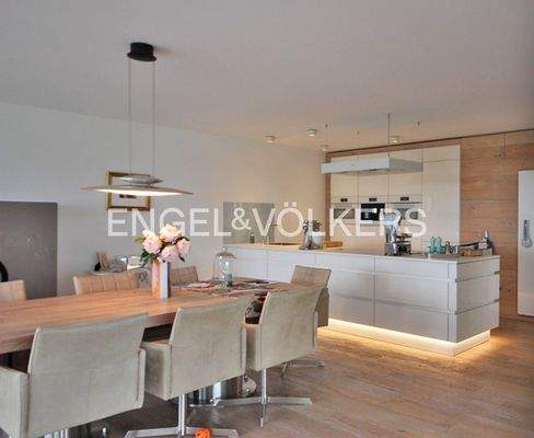 Offene Küche mit exklusiven Einbauten und Kühlraum