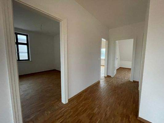 Zwischenflur mit Blick zu den Räumen Schlafen und 