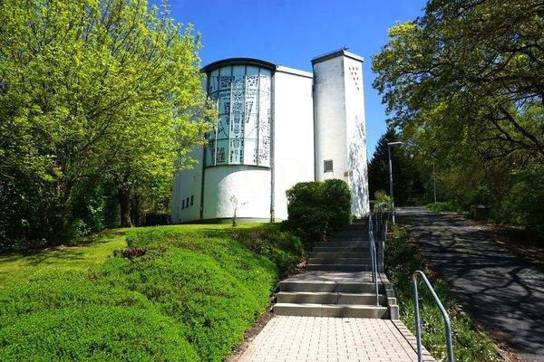 Ansicht Kirche von Süd-Westen mit privater Treppe
