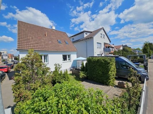 Hausansicht mit Garten