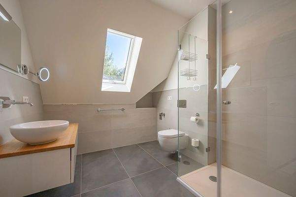 Badezimmer mit viel Tageslicht.jpg