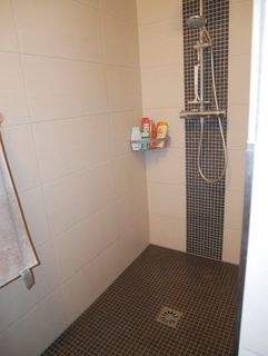 Große ebenerdige Dusche