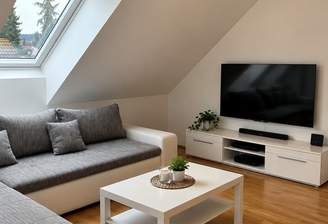 Skandinavisches Wohnzimmer unterm Dachfenster.png