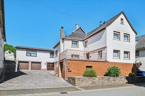 Hofeinfahrt mit Garagen