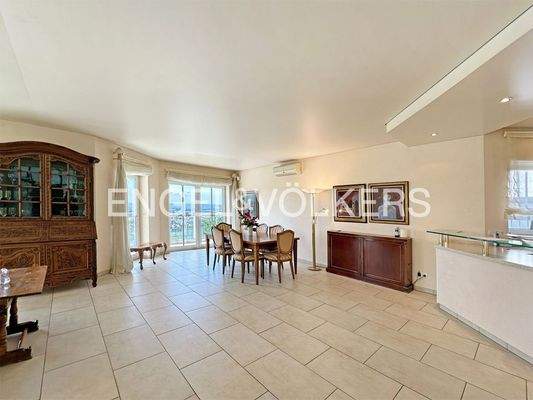 Essbereich mit offener Küche und Zugang zum Balkon