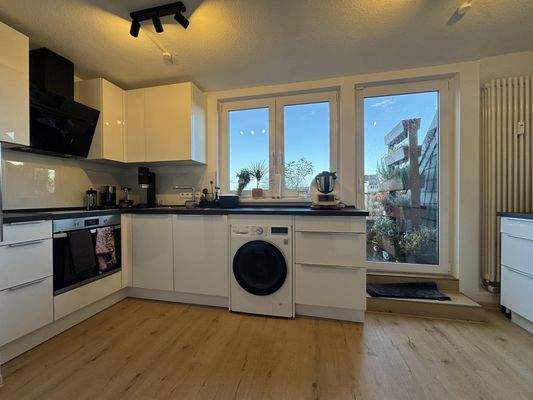 Küche mit Zugang zum Balkon DG