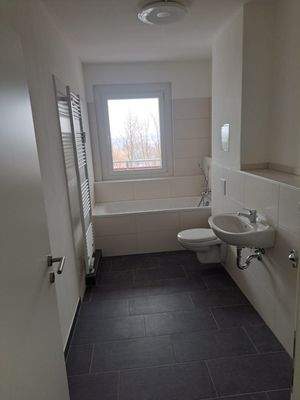 Badezimmer mit Badewanne.JPG