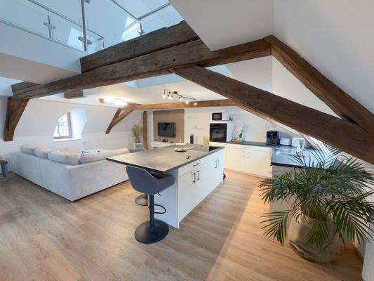Einbauküche und Wohnbereich
