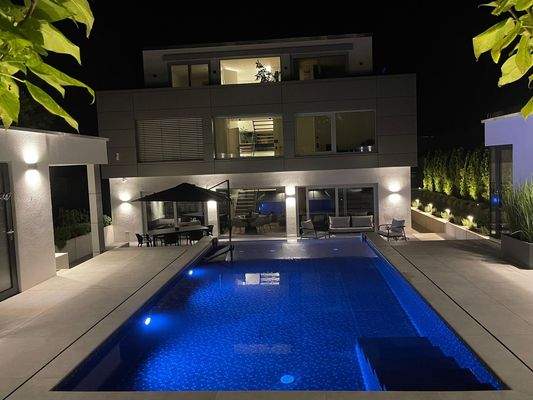 Aussenterrasse mit Pool.JPG