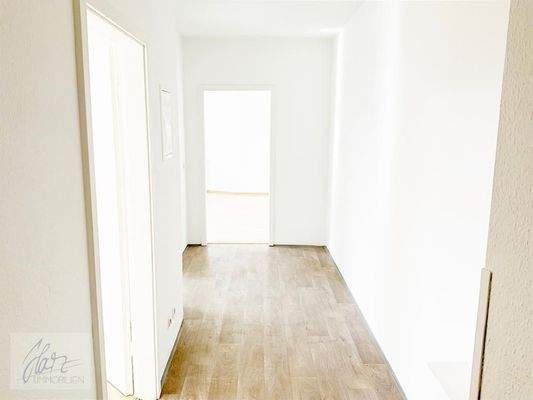 Flurbereich mit Blick Richtung Wohnzimmer