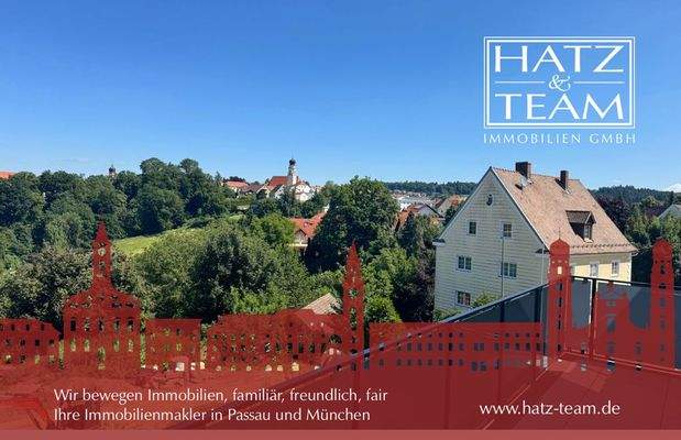 Hatz und Team mit Blick auf die Kirche