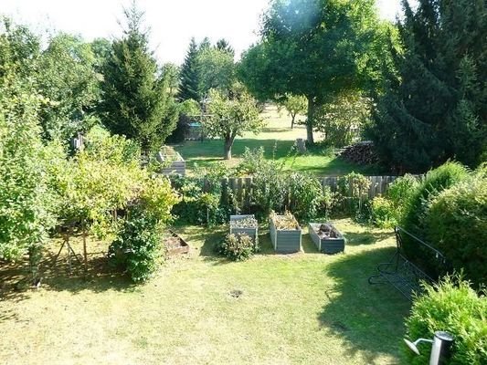 Sehr schön angelegter Garten mit unverbautem Blick