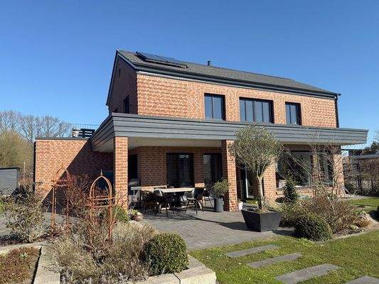 Gartenansicht mit Terrasse