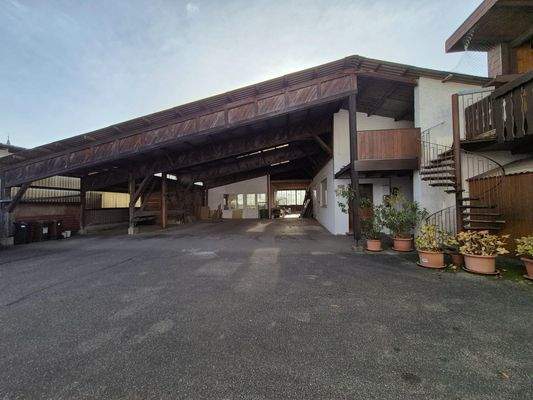 Werkstätten und überdachte Parkplätze