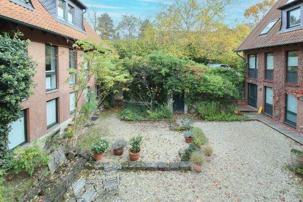 Einladender Innenhof mit großzügiger Ruhe- und Aufenthaltsfläche (2)