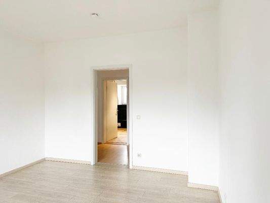 Schlafzimmer 1 mit Blick Richtung Flurbereich