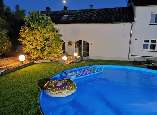 nachts hinter dem haus am Pool.png