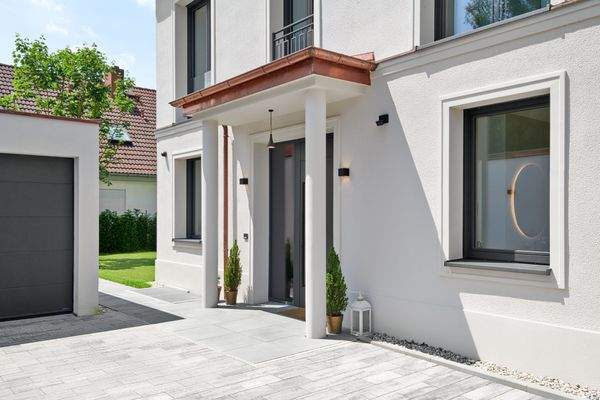 Haustüre mit Säulen-Portal