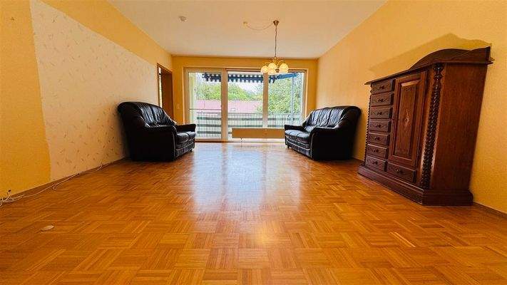 Wohn / Esszimmer / Zugang Balkon