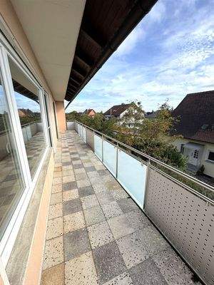 Überdachter Balkon mit ca. 17m²