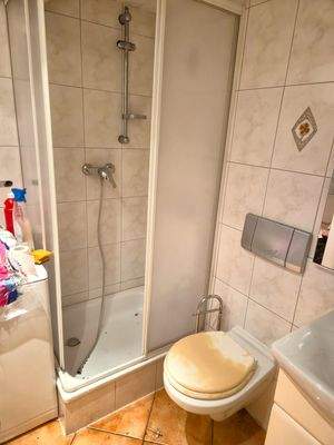 Badezimmer mit Dusche