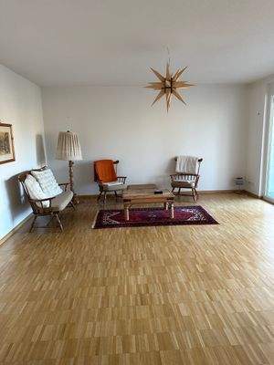 Wohnzimmer mit Parkettboden