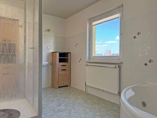 Bad mit Whirlpoolwanne und Dusche