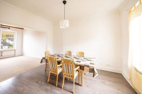 OG: Esszimmer, offen übergehend ins Wohnzimmer (links)