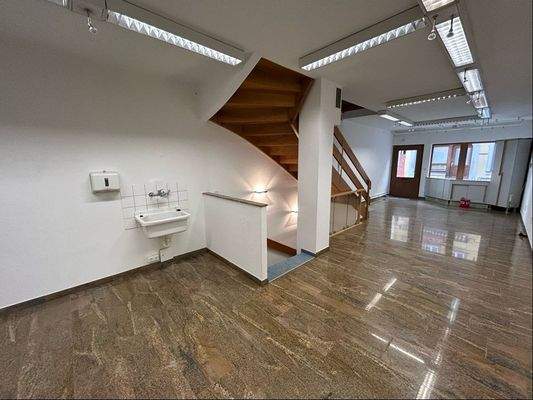 Geschäftsraum EG mit Treppe in den Keller