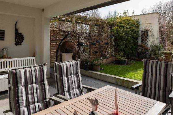 überdachte Süd-Terrasse mit Pergola