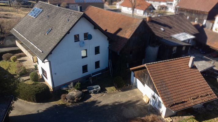Ostansicht mit Garage