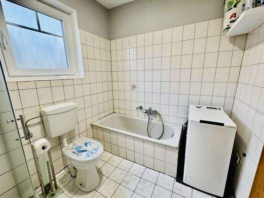 Wannen- und Duschbad mit WC 