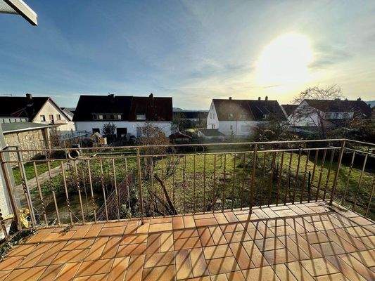 Sonniger Balkon im EG mit schönem Ausblick