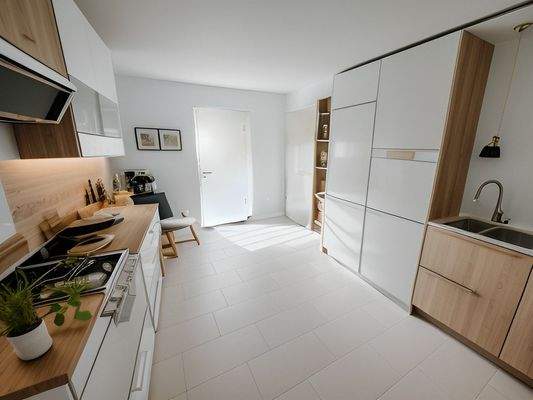 Küche Musterhaus (Einrichtungsbeispiel KI)