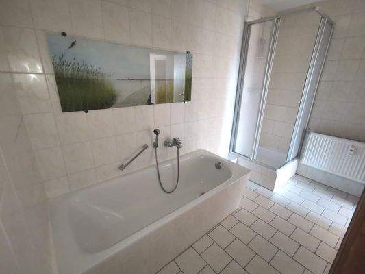 Bad mit Wanne & Dusche.jpg