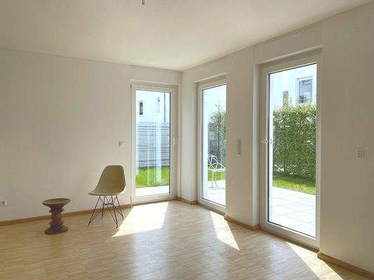 Blick vom Wohnzimmer zur Terrasse