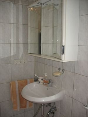 4. Spiegelschrank im Badezimmer.jpg