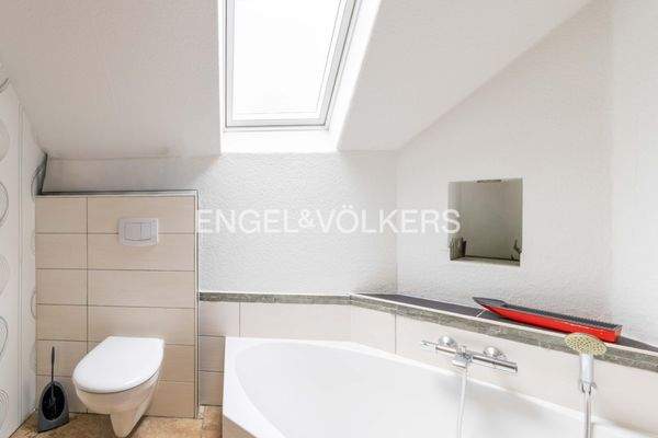 Modernes Badezimmer mit Eckbadewanne...