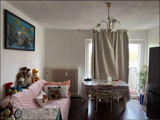 Wohnzimmer mit Blick zum Balkon