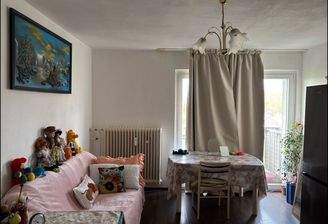 Wohnzimmer mit Blick zum Balkon