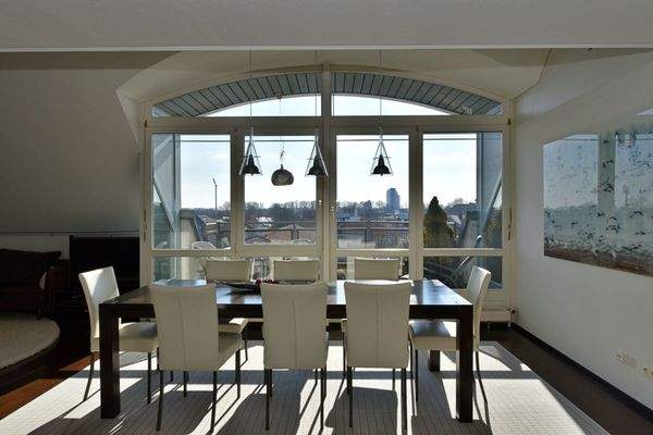 Essbereich 5.OG mit Aussicht auf die Dachterrasse