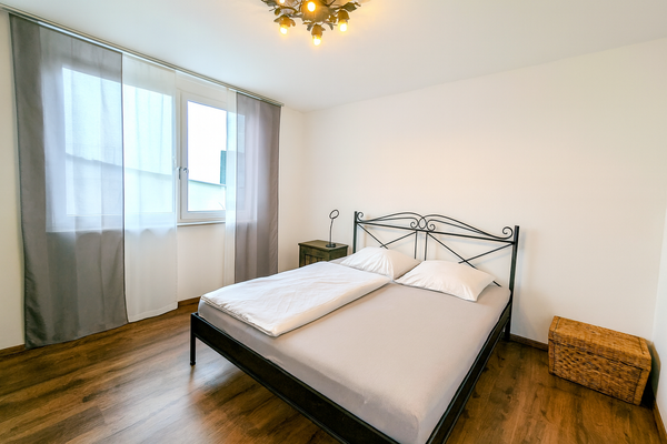 Helles, freundliches Elternschlafzimmer